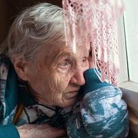 З приходом бабусі, атмосфера в будинку змінилася: син та невістка не могли змиритися з незграбністю старенької.