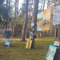 – А ти дала би їй шістдесят? – Звісно, ні. – В добрі купається, тому й виглядає гарно. Глянь, яка постава. – Певно, зі спа салонів не вилазить. – А костюм який стильний! Від дизайнера. – Її одна карти