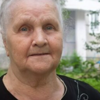 Я пенсіонерка, син мені трохи грошей пересилає, та я підробляю трохи двірником. А моя донька ніде не працює, чекає на мою пенсію, каже, що вона не хоче працювати за копійки – рік тому моя дочка попрос