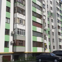 Моя сестра вийшла заміж за багатого чоловіка, у них крім будинку, в якому вони жили, ще три квартири є у власності. Ми з мамою подумали і вирішили, що сестра мала б одну квартиру мені віддати, але на