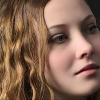 Одного вечора я помітила, що ні сережок, ні кільця, що мені подарувала мати мого чоловіка на місті немає. Я передивилася всі шухлядки, шукала на підлозі, ліжко відсунула, за батареєю ліхтариком світил