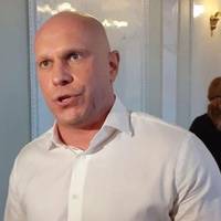 Журналісти дали відсіч Ківі, який влаштував скандал на суді по Медведчуку: “Що ти тикаєш мені ?!”