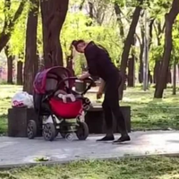 Ні висіла, ні стояла : В Одесі перехожі були шоковані побачивши жінку під кайфом, яка гуляла з немовлям.