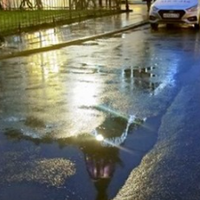 Того дня ми йшли з чоловіком, як на зло, в негарному вигляді. Він пакети з гіпермаркету ніс з молоком і дешевими крупами: три в одній руці, два в інший, я дитину за руку вела. Йшли, через калюжі перес