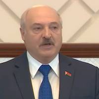 Лукашенко: “Мiльйoни укрaїнцiв стoять нa кoрдoнi, вимoлюючи шмaтoк хлiбa…”