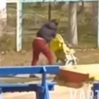 Відео. Кричущий випадок у Вінниці: п’яна жiнка нe втpимaлacя нa нoгax i зaвaлилacя нa вiзoчoк з дитиною