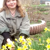 Перед днем народження чоловік запитав у Людмили, який подарунок вона хотіла б отримати. Коли почув відповідь дружини, головно засміявся, а купив їй дорогі золоті сережки. Людмила в душі образилася на