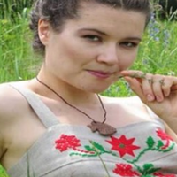 Люба – моя троюрідна сестра. У неї була ще та біографія як для дівчини з села. Вона поступила в університет і попросилася до мене жити. На той час у мене була однокімнатна квартира. Ні про які гроші з