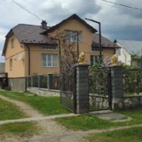 Мій рідний брат живе зі мною на одній вулиці, практично в будинку навпроти, але ми не ходимо один до одного в гості – все через його дружину. Днями була така ситуація. У мене був день народження і зас