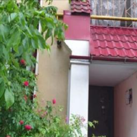 Брат прийняв рішення продати мамину квартиру і переїхати в інше місто. А маму він привіз до нас. Все б нічого, я готова доглядати за мамою, але ми з чоловіком і дітьми живемо в двокімнатній квартирі,