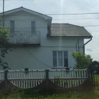 Степан в свій час був головою колгоспу, а потім, коли все розвалювалося, зміг врятувати господарство і стати його власником. Павло був у нього єдиним сином, то ж батько щиро сподівався, що син підрост