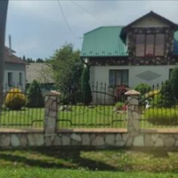 Якось, повертаючись з роботи, Віра зустріла маму Богдана, що розмовляла з сусідкою. Та побачивши Віру, навмисне стала голосно хвалитися невісткою: мовляв, і красуня, і багата, саме таку заслужив її си