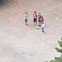 Відео з маленькими футболістами в Києві вразило Україну і засмутило Москву: “Просто неймовірно”