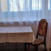 Ще коли 10 років тому не стало мого чоловіка, я взяла квартиру в кредит, щоб дітям дати по квартирі. Донька живе поки в квартирі чоловіка, а в цю квартиру я впустила сина з невісткою. 10 років я плати