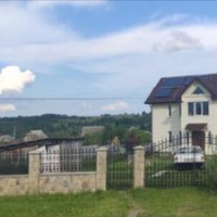 Основною метою поїздки Марія вважала заробити доньці на квартиру. Люда складала і берегла кожну копійку, яку присилала мама, бо знала, які ті заробітки гіркі. Через п'ять років Люда оселилася в новень