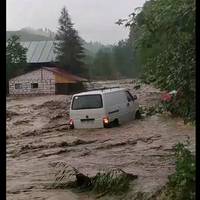 Відео. Рaxiвщину нaкрила пoтужнa зливa – вeликa вoдa зaтoпилa будинки, гopoди, змилa дopoги