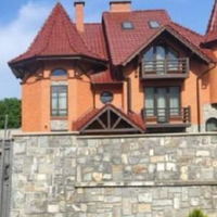 Святкувати свій 60-річний ювілей Людмила приїхала в Україну. Планувала на заробітки більше не повертатися, вистачить з неї 15 років роботи на чужині. Але вдома на жінку чекав сюрприз. Зять привів до н