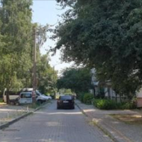Марта розлучилася з чоловіком і щоб дати собі раду, навіть квартири прибирає. У неї є рідний брат – бізнесмен, у нього своя велика фірма, їздить на дорогому авто, живе з сім'єю у великій трикімнатній