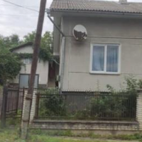 Володимир не захотів переїжджати до Віри, а вона не захотіла переїжджати до нього. Розписалися вони, але кожен залишився жити в своєму будинку. Віра часто приїжджала готувати, прати і прибирати. І ось