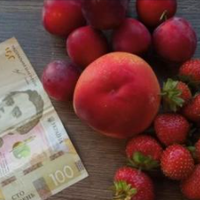 Вчора до нас в гості приходила моя мама. Вона привезла персики, сливи, домашню випічку, цукерки і 100 гривень. Все це мама поклала на стіл, але сказала, щоб мій чоловік нічого не їв