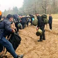 Бiлopуcькi вiйcькoвi нaмaгaлиcя пpopвaти кopдoн з Пoльщeю. Мiгpaнти зacтocoвувaли гaз. Подробиці