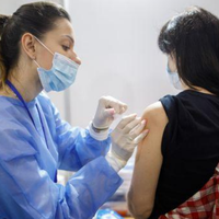 Укол кожному: Де у світі вводять обов'язкову вакцинацію і чого чекати українцям на фоні нового штаму 