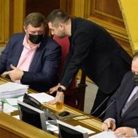 ​Головне погодити з «корабельними соснами»: Корнієнко спрогнозував, коли завершиться конфлікт Зеленського з Ахметовим і «слуги» повернуться на телеканали найбагатшого українця