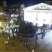 Не варто шукати пророчі знаки, запевняють у владі: Головна ялинка Маріуполя зламалася через кілька годин після відкриття (відео)