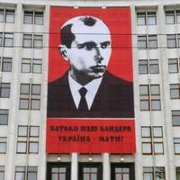 113-річчя лідера ОУН Степана Бандери відзначать смолоскипними ходами по всій Україні. По містах вже лунає 