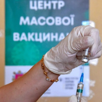 Україна починає бустерну вакцинацію проти COVID-19, але не для всіх: У МОЗ зробили заяву