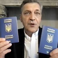 Невзоров показав в ефірі українські паспорти