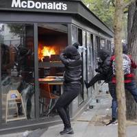 Пекельний Першотравень у Європі: тисячний натовп підпалив Париж (ФОТО)