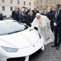 Папа Римський продав свій суперкар Lamborghini за 715 тисяч євро