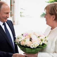 Путін образив Меркель, подарувавши їй букет квітів (ВІДЕО)