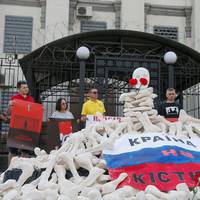 Гора кісток і Путін в крові. Під посольством РФ у Києві закликали бойкотувати!