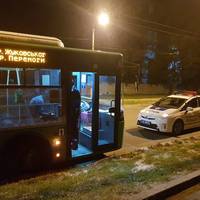 В центрі Харькова обстріляли тролейбус!