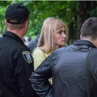 Привіт, 90-ті: в Києві звірі пошматували ножем власника телефону