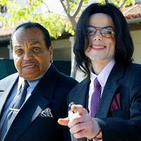 Лікар Майкла Джексона розповів про те, як над співаком знущався його батько