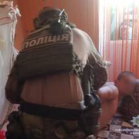 На Житомирщині затримали чоловіка, який знімав порно з 8-місячною донькою