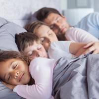В Японії всі діти сплять з батьками! Це правильно, і ось чому …