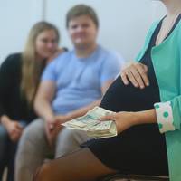 Народжуйте самі: депутати збираються обмежити права матерів
