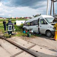 Переповнена маршрутка залетіла під потяг, швидкі забирають жертв