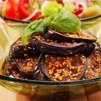 Оригінальний рецепт закуски: баклажани під часниково-медовим соусом