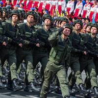 ПРОЧИТАЛА ПРО ПАРАД – “ВОНИ САПОГАМИ ПОЙДУТЬ ТАМ ДЕ ВМИРАЛА НЕБЕСНА СОТНЯ”