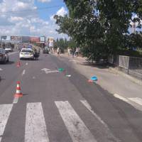 ДТП у Мукачеві: Лікарі рятують чоловіка, якого збило авто