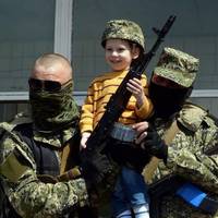 – А Ви із етіх… Укропов? – питає хлопчина з Макіївки, років 11. – Мамка називаєт папу «бaндерoвцем» так как он сразу бил протів апалчєнцев..
