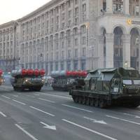 У Києві Audi нахабно вклинився в колону військової техніки: з'явилося відео