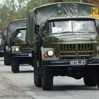 Траса Чернігів-Київ. Колона військових машин із написом “ЛЮДИ”. Обганяю першу і несподівано для себе, раптом, піднімаю розкриту долоню..