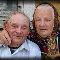 “Спускаюсь, виходжу у двір, на лавці сидять двоє – він і вона. Їм обом приблизно 80+. – Ты ж мне всю жизнь говорила, что мы будем жить при коммунизме! И что?…”