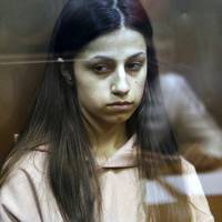 Вивозив у ліс і змушував робити це: історія сестер Хачатурян обростає жахливими подробицями